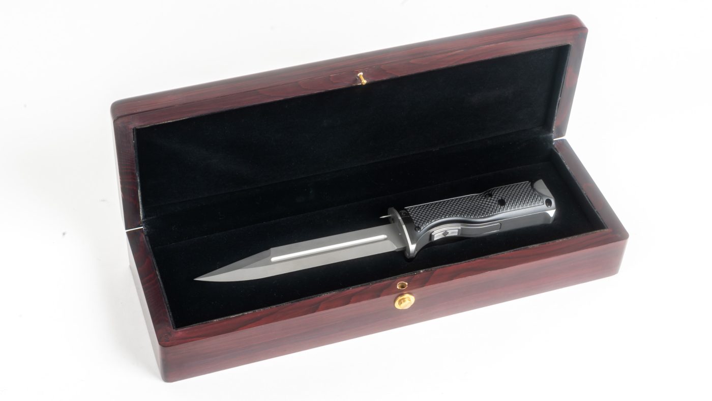 Knife with Internal Shooting Mechanism